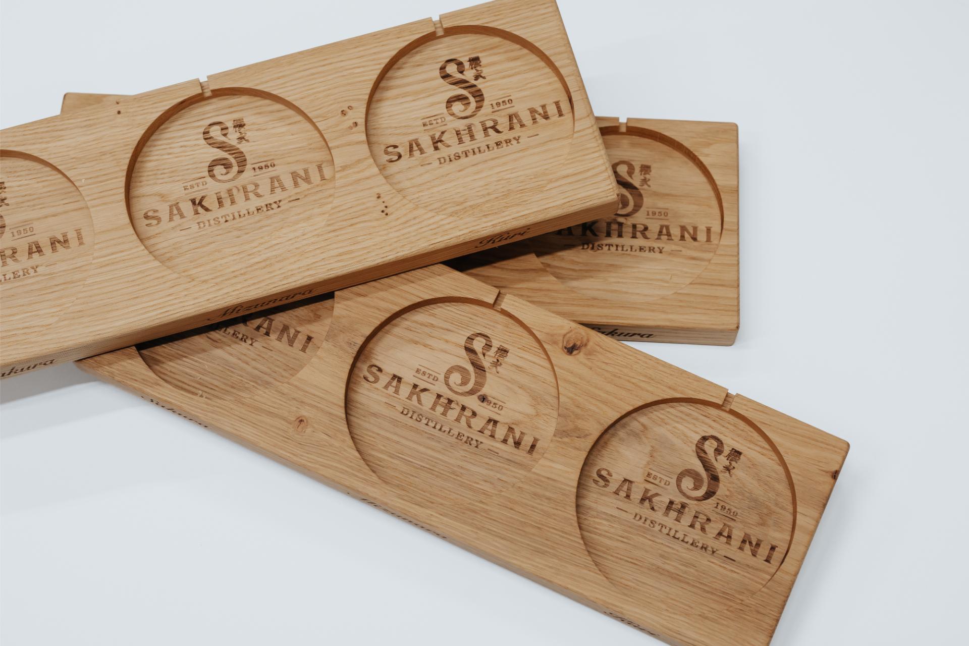 Houten planken met subtiele lasergravure en warme afwerking.